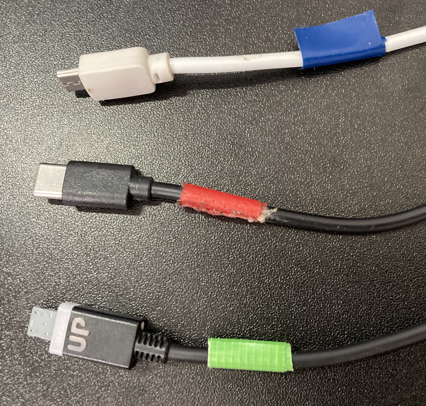 色テープで種類を分けたUSBケーブル