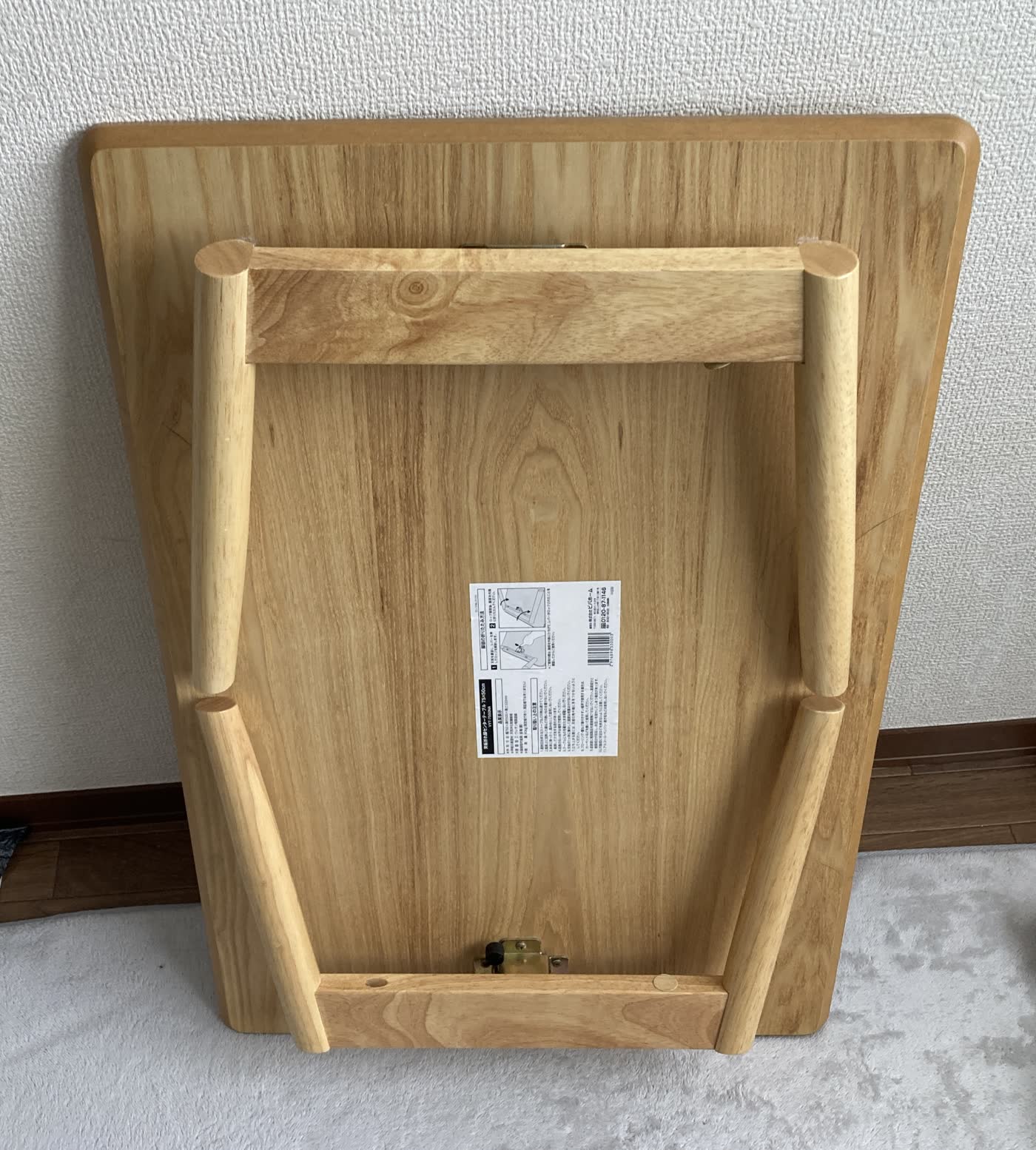 二点式の脚を備えた折りたたみ机の裏面